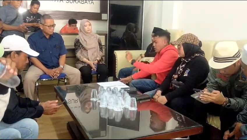 Seakan tak pernah lelah untuk menyuarakan aspirasi dan ingin memberikan pemahaman terhadap masyarakat tentang ketidakeprofesionalan kinerja Komisi Pemilihan Umum (KPU) kota Surabaya, kali ini Aliansi Madura Indonesia (AMI) kembali menggelar aksi besar-besaran.