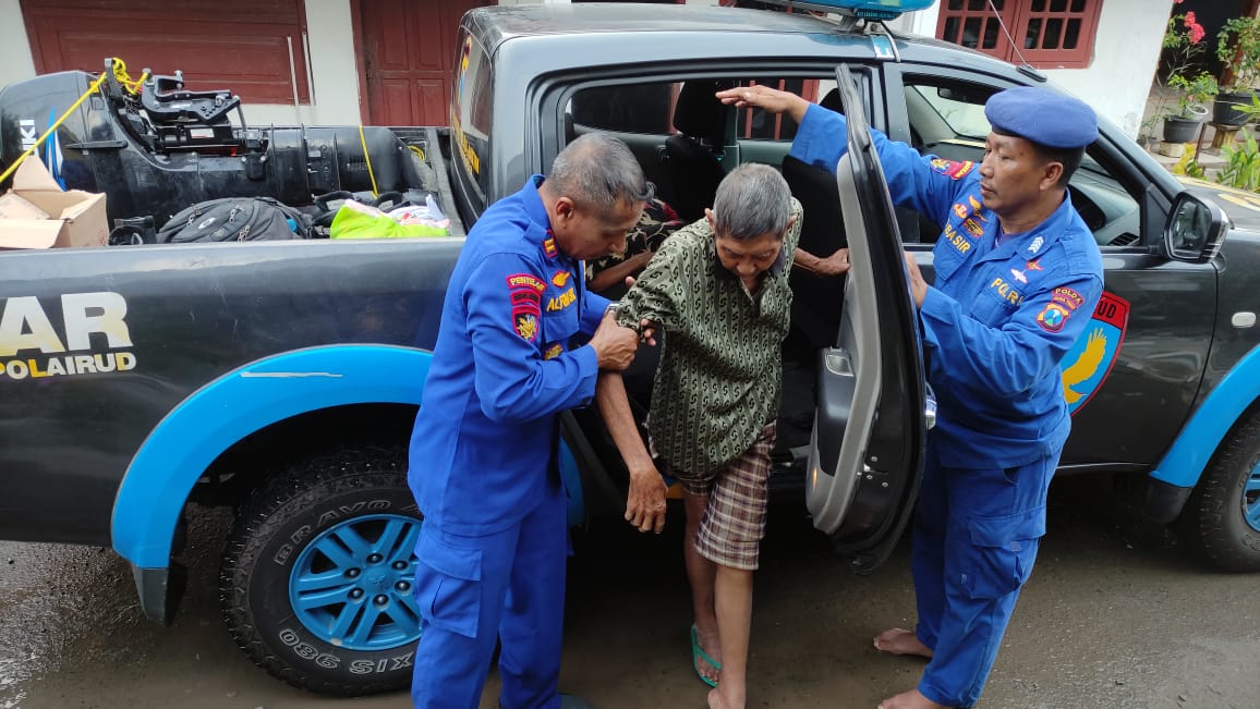 Banjir akibat jebolnya tanggul Sungai Sadar membuat wilayah Kabupaten Mojokerto dan Kota Mojokerto terendam banjir hingga ketinggian 40  100 cm pada Rabu (6/3).