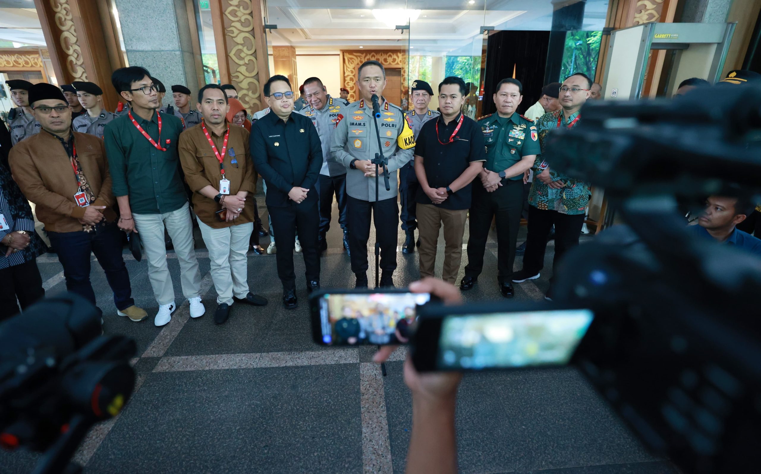 Komisi Pemilihan Umum (KPU) Jawa Timur sejak Minggu (3/3/2024) memulai rapat pleno terbuka rekapitulasi hasil penghitungan perolehan suara Pemilihan Umum (Pemilu) serentak tahun 2024.
