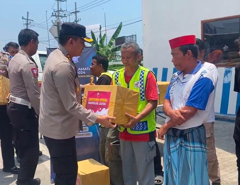 Menjelang bulan puasa bulan Ramadhan 1445 H, Polres Probolinggo bersama BPBD Kabupaten Probolinggo menggelar kegiatan bakti sosial (Baksos) di Pos Lantas Leces, Selasa (5/3/2024). 