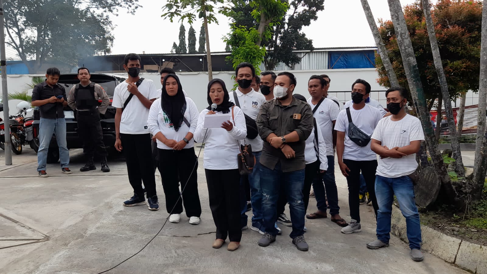 Jumat pagi (08/03/2024) puluhan massa datangi kantor Komisi Pemilu Umum Kabupaten Bondowoso. Kedatangan massa yang tergabung dalam Aliansi Masyarakat Cinta Damai ini mendapat pengawalan dari aparat Kepolisian Polres Bondowoso.