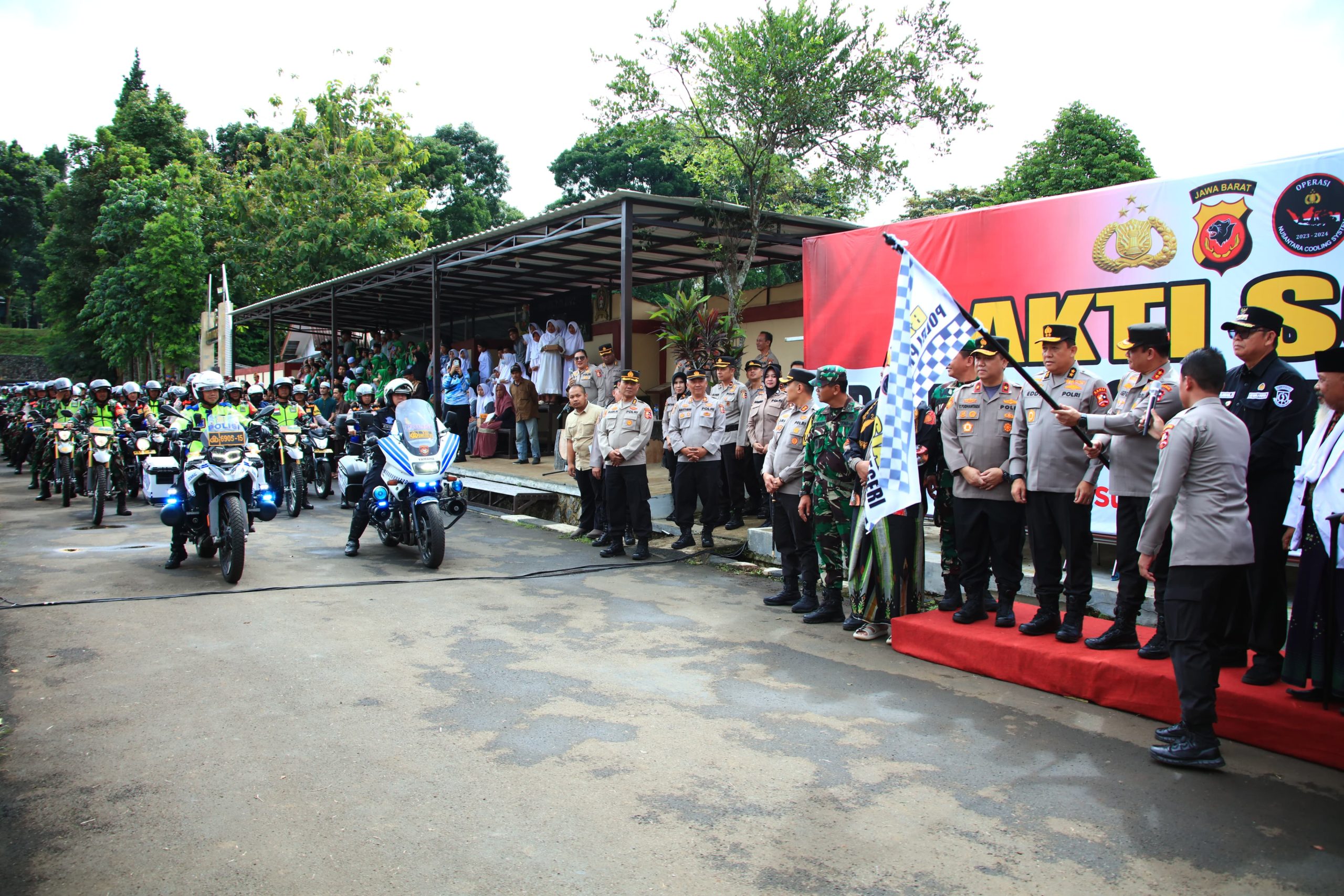 Kepala Operasi Nusantara Cooling System (NCS) Polri, Irjen Pol Asep Edi Suheri melepas proses distribusi 5.000 paket sembako untuk masyarakat di Kabupaten dan Kota Sukabumi, Jawa Barat.