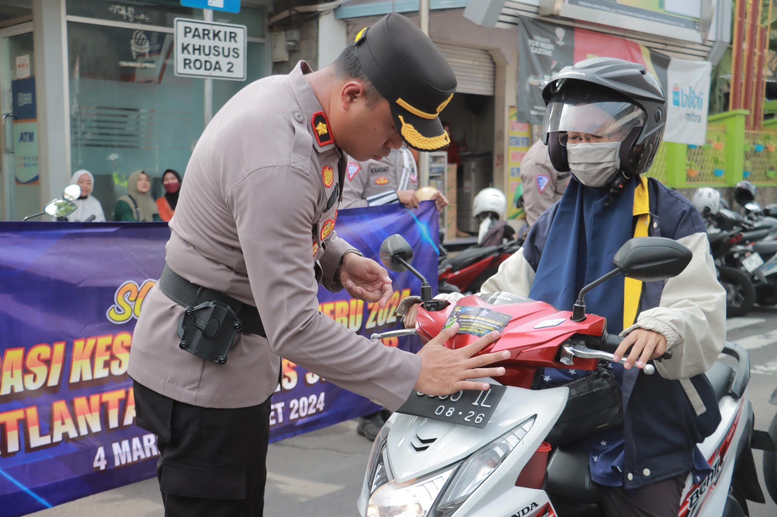 Ajakan secara humanis oleh Satuan Lalu lintas Polres Jember Polda Jatim untuk mewujudkan Keamanan,keselamatan,ketertiban dan kelancaran lalu lintas ( Kamseltibcarlantas) terus dilakukan.