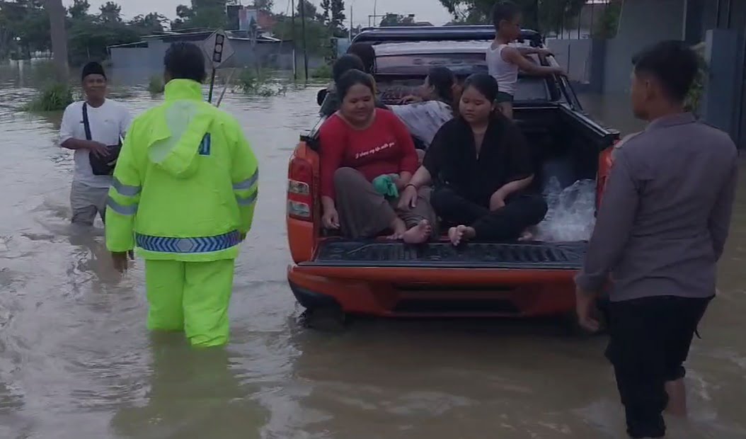 Hujan deras mengguyur kabupaten Bangkalan sejak Senin malam (11/03/2024) hingga Selasa siang ini (12/03/2024) menyebabkan sejumlah wilayah Kabupaten Bangkalan terendam banjir. 