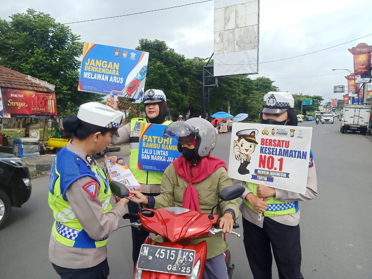 Satuan Lalu Lintas (Satlantas) Polres Malang melaksanakan kegiatan Operasi Keselamatan Semeru 2024 dengan memberikan sosialisasi tentang keamanan,keselamatan,ketertiban dan kelancaran lalulintas (Kamseltibcarlantas).