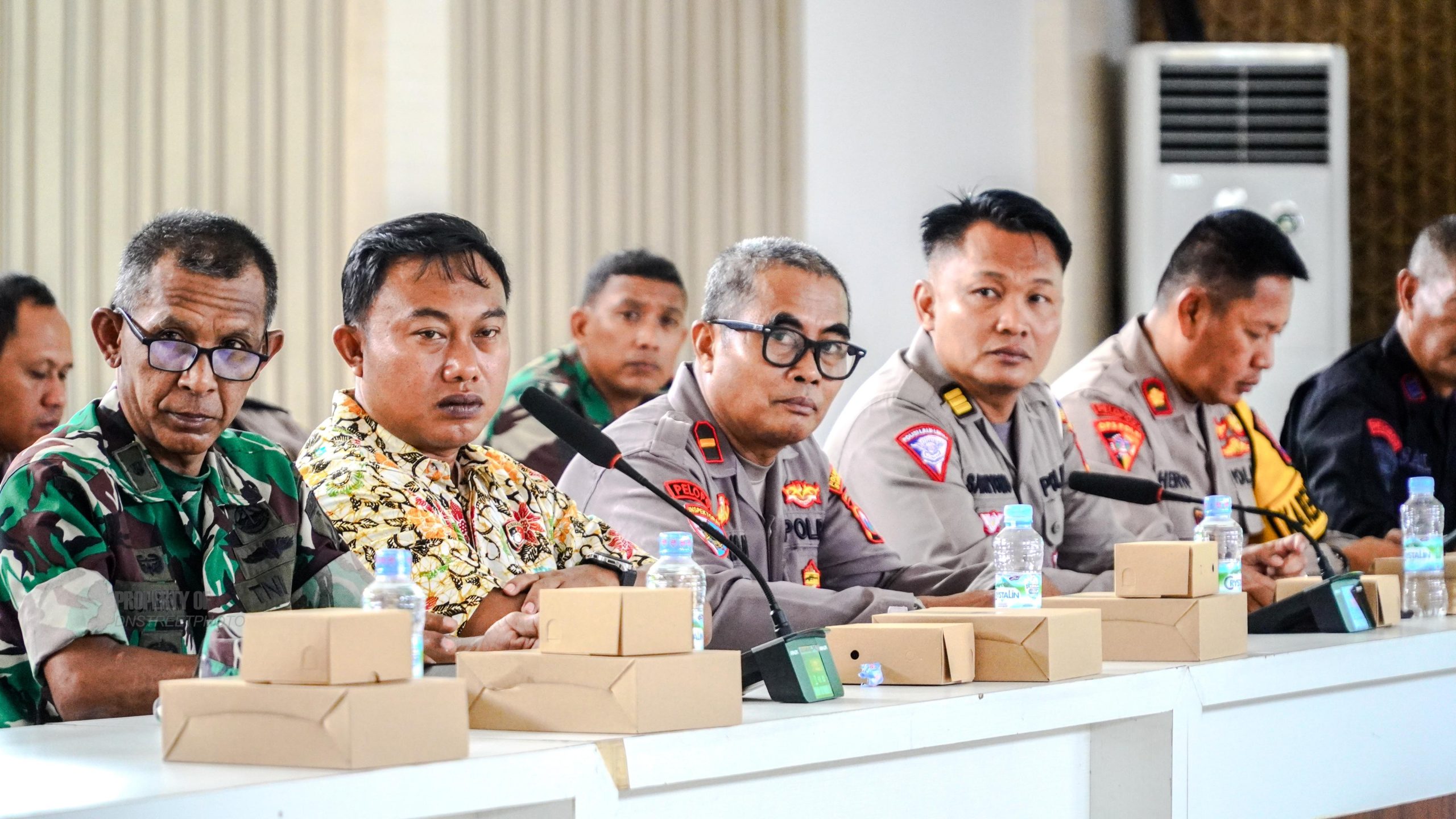Wakapolrestabes Surabaya, AKBP Wimboko, S.I.K., M.H., memimpin rapat koordinasi dalam rangka membahas rencana pengamanan pertandingan sepak bola antara Persebaya vs Madura United.