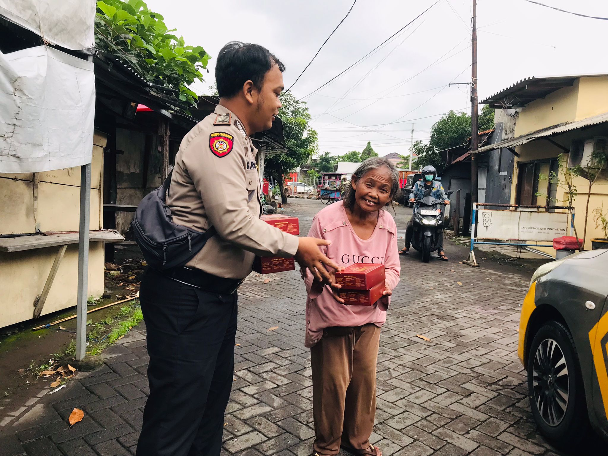 Menyemarakan Bulan Ramadhan, anggota Polsek Gedangan Polresta Sidoarjo membagikan takjil kepada masyarakat, khususnya pengguna jalan yang melintas di depan Mako Polsek Gedangan, Kamis (14/3/2024).