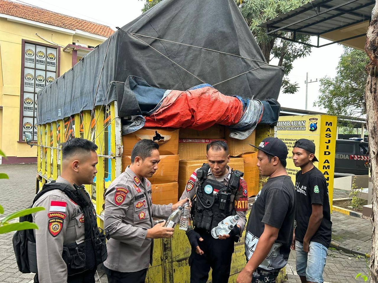 Dalam rangka menciptakan situasi Bulan Suci Ramadhan yang kondusif, Satsamapta Polres Probolinggo gencar melaksanakan patroli KRYD (Kegiatan Rutin Yang Ditingkatkan), Jum'at, (15/3/2024). 