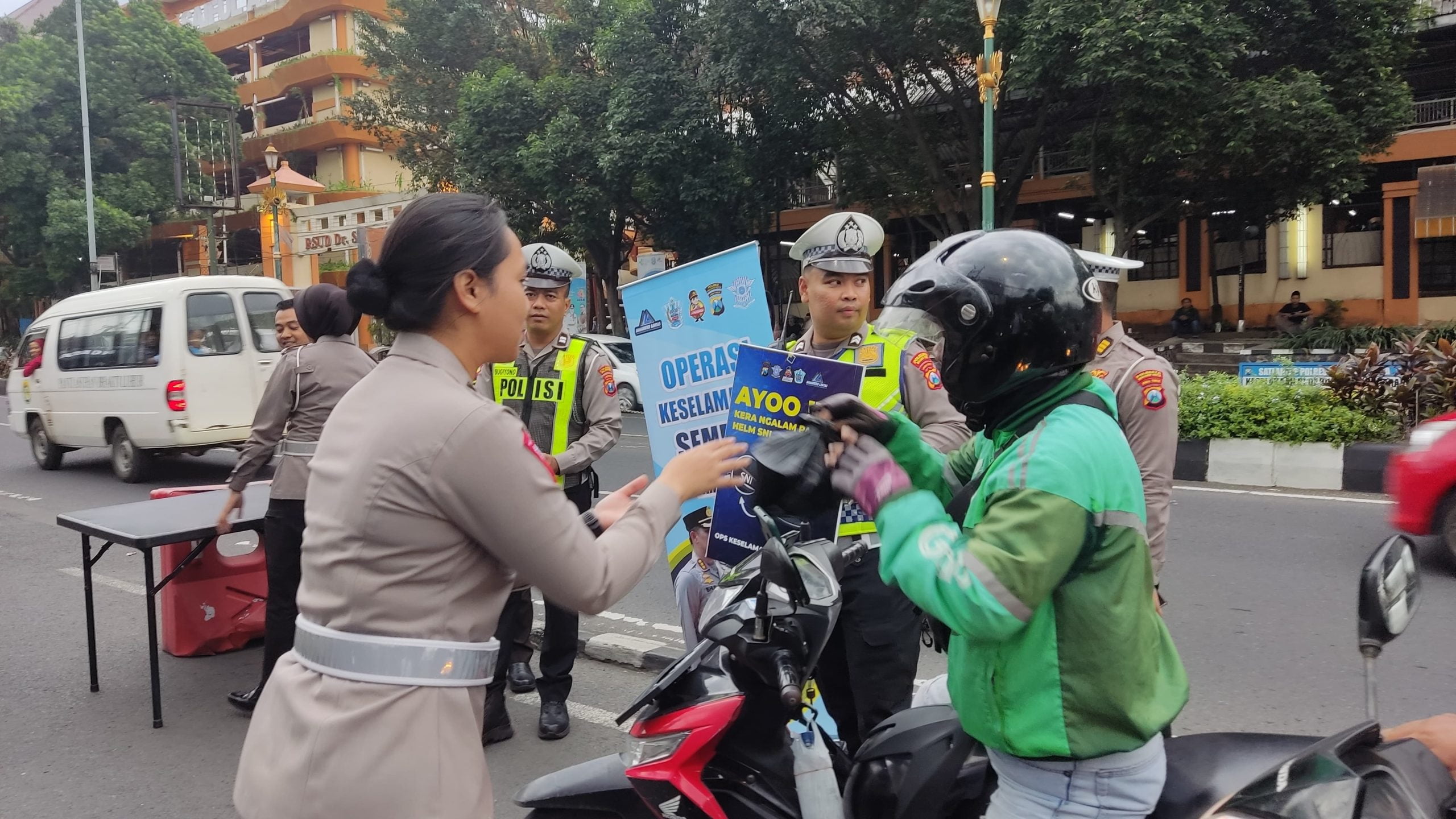Melaksanakan Operasi Keselamatan Semeru 2024 Satlantas Polresta Malang Kota mengajak masyarakat terutama pengguna jalan untuk tertib berlalu lintas.