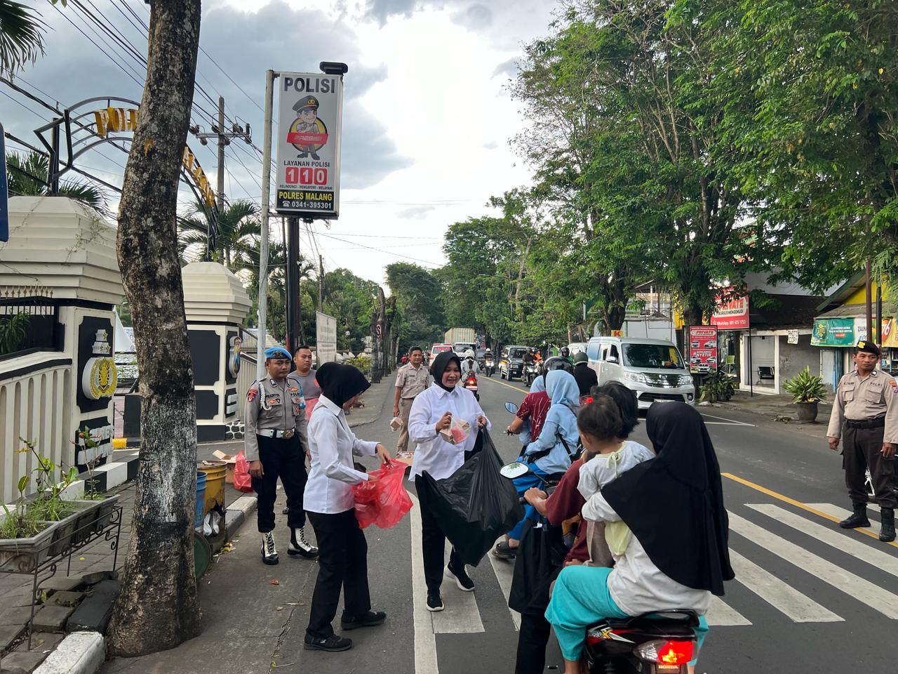 Kepolisian Resor Malang, Polda Jartim, turut merayakan bulan suci Ramadan dengan aksi peduli.