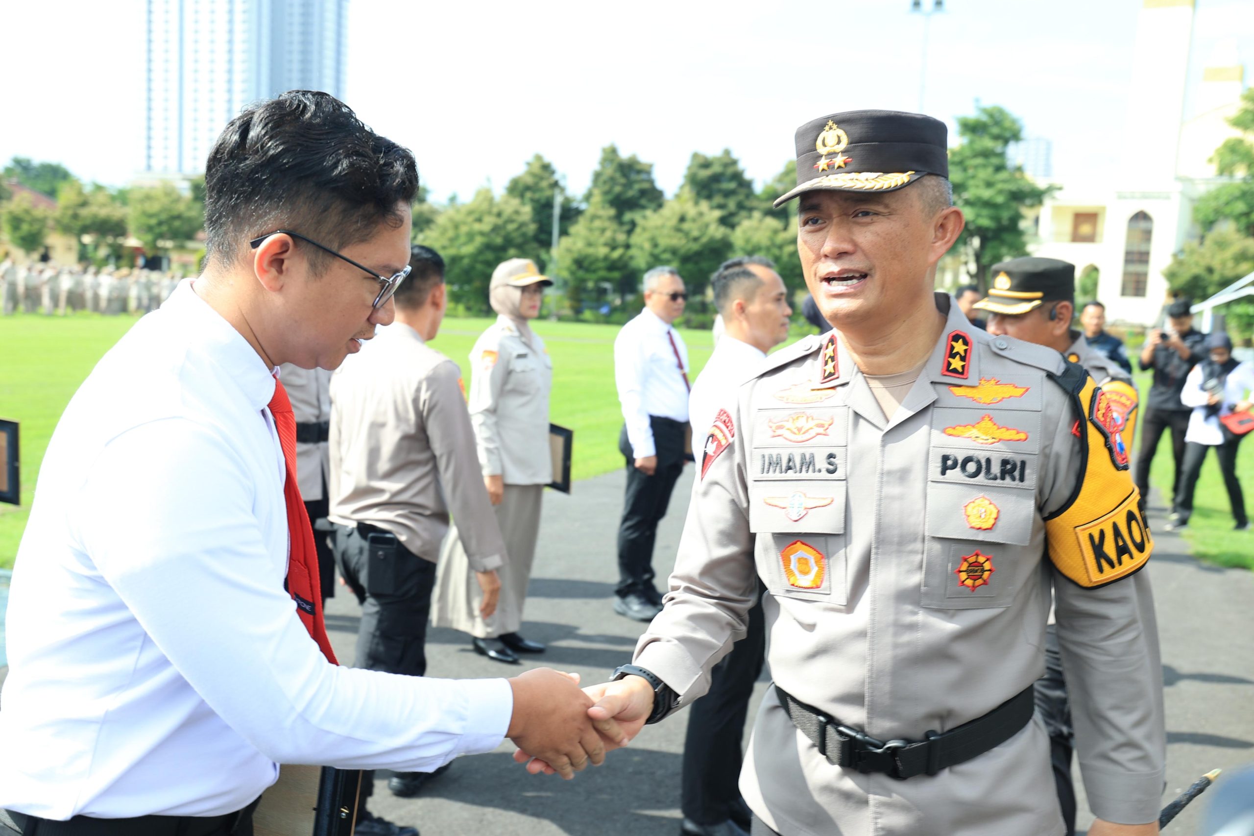 Kapolda Jawa Timur, Irjen Pol Drs.Imam Sugianto,M.Si memberikan penghargaan kepada Tim Satgas Pangan Polda Jatim.
