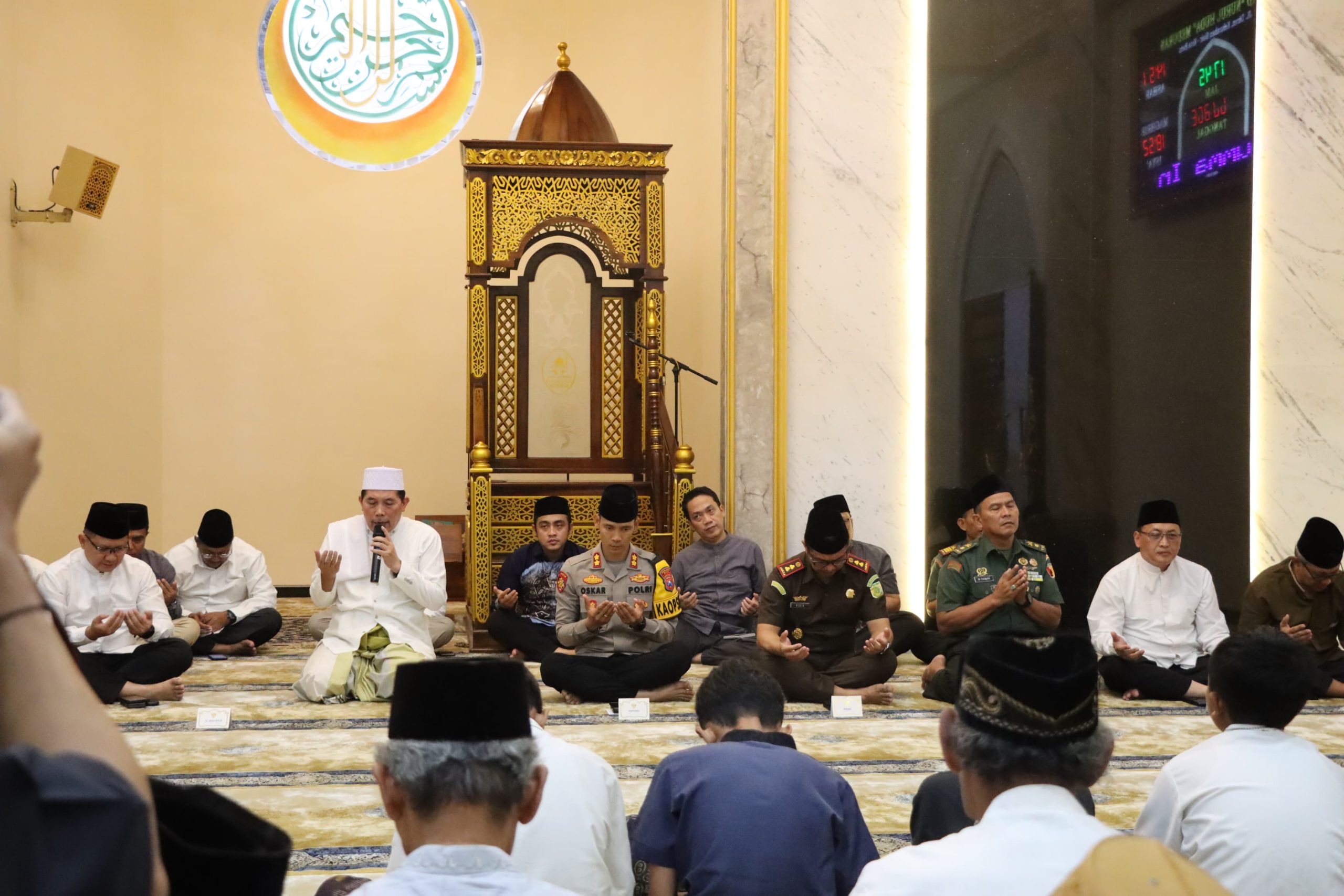 Kapolres Batu, AKBP Oskar Syamsuddin bersama PJ Walikota Batu, Aries Agung Paewai dan unsur Forkopimda lainya melaksanakan safari Ramadhan.