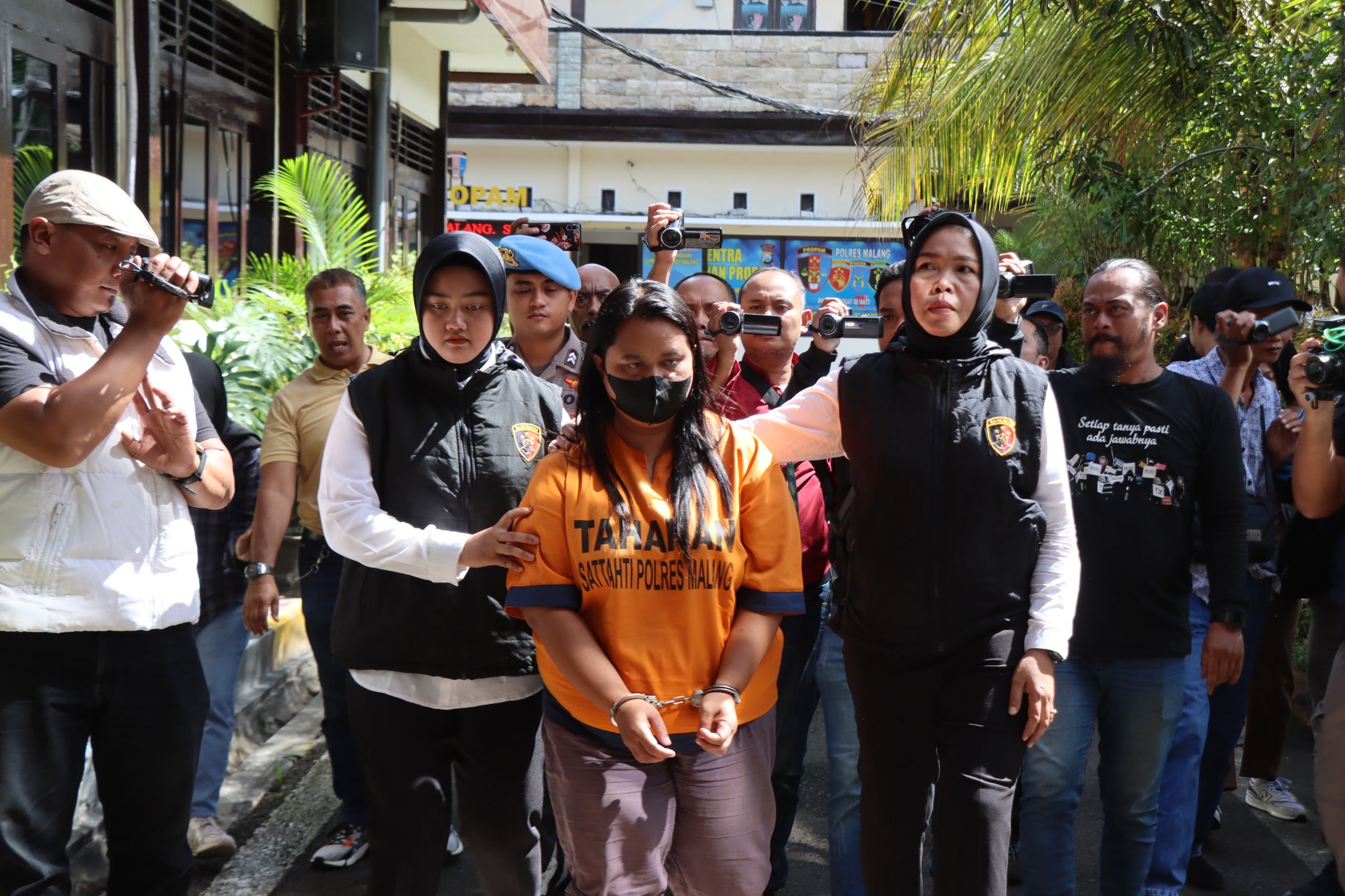 Aparat Kepolisian Resor Malang, Polda Jatim, berhasil membongkar jaringan pemalsu beras Bulog menjadi kemasan premium. 