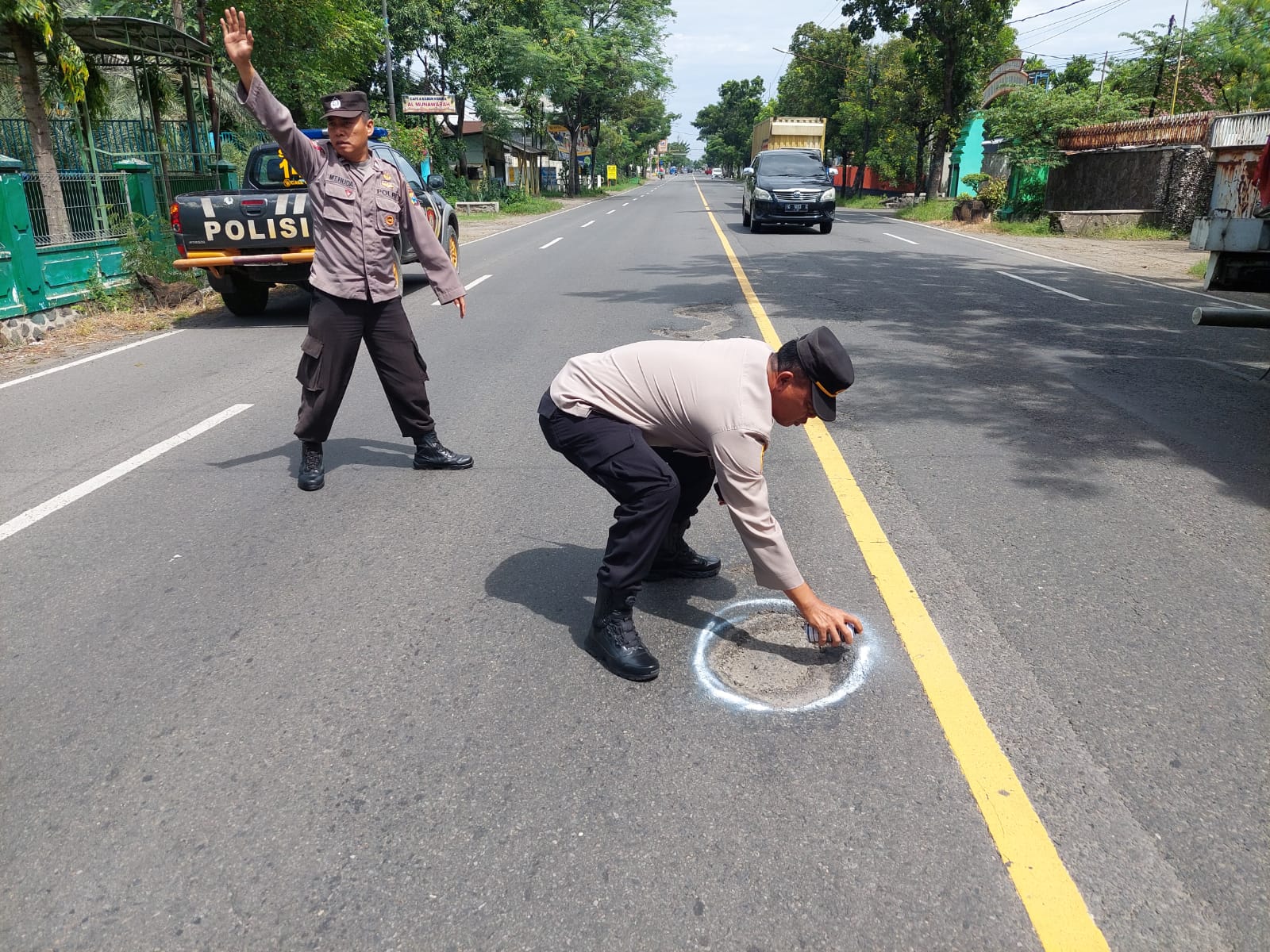 Kapolres Nganjuk, AKBP Muhammad, S.H., S.I.K., M.Si., melalui Kasat Lantas AKP Achmat Rochan, S.H., M.M., membenarkan pihaknya telah menandai jalan berlubang di sepanjang jalur arteri dari Kertosono hingga perbatasan Wilangan dan Kabupaten Madiun, dengan menggunakan cat warna putih, Rabu (20/03/2024).