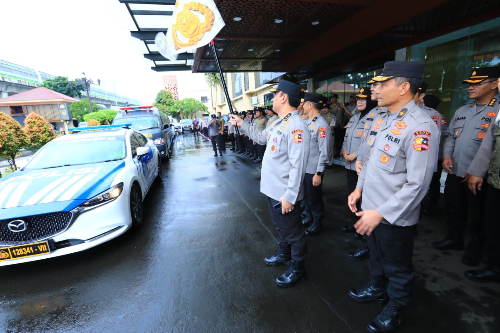 Asisten Kapolri Bidang Sumber Daya Manusia (As-SDM) Irjen Pol Dedi Prasetyo melepas pemberangkatan tim misi kemanusiaan ke lokasi banjir di Kabupaten Demak, Jawa Tengah, Jumat (22/3/2024).