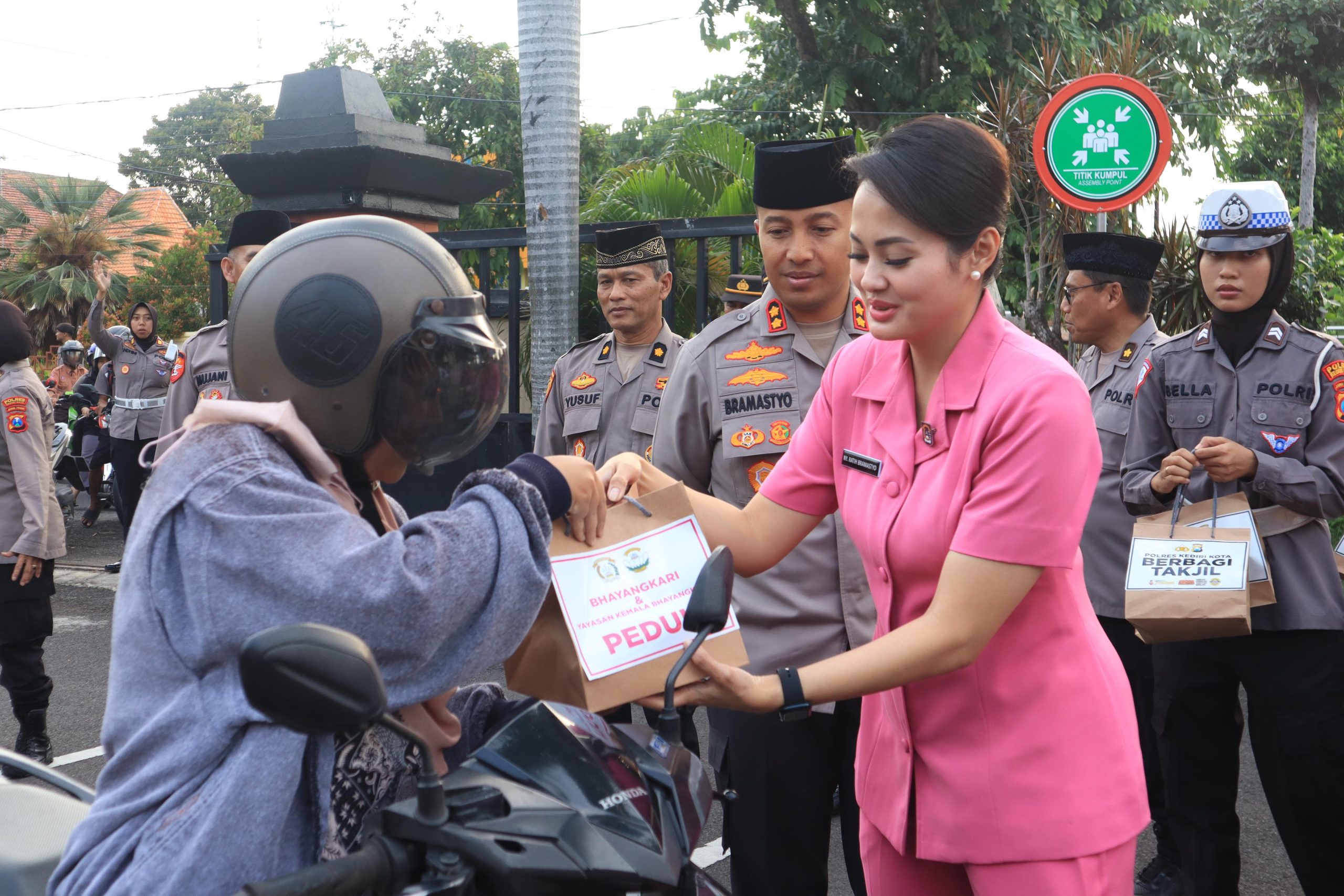 Mempererat tali persaudaraan dan menjaga kondusifitas keamanan di bulan suci Ramadhan, Polres Kediri Kota berbagi takjil kepada masyarakat yang melintas di jalan depan Polres Kediri Kota.