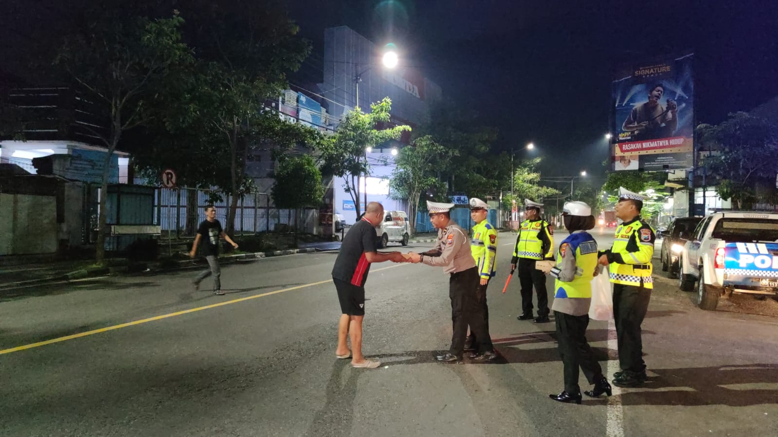 Satuan Lalu Lintas (Satlantas) Polres Bojonegoro kembali melaksanakan bakti sosial dengan membagikan makanan sahur kepada warga masyarakat yang membutuhkan, Senin(25/3/2024) dini hari.