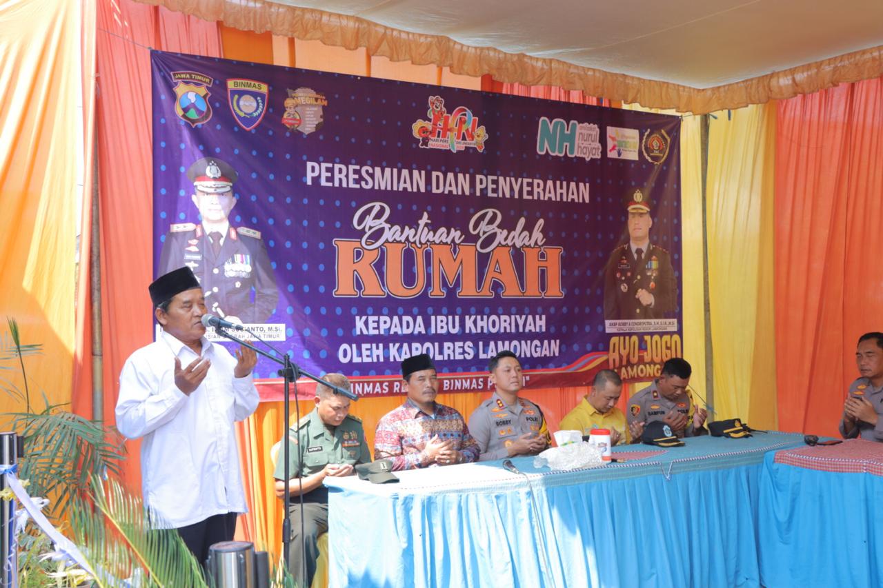 Kapolres Lamongan AKBP Bobby A. Condroputra memimpin langsung peresmian dan penyerahan bantuan bedah rumah untuk warga di Desa Keyongan Kecamatan Babat Lamongan.