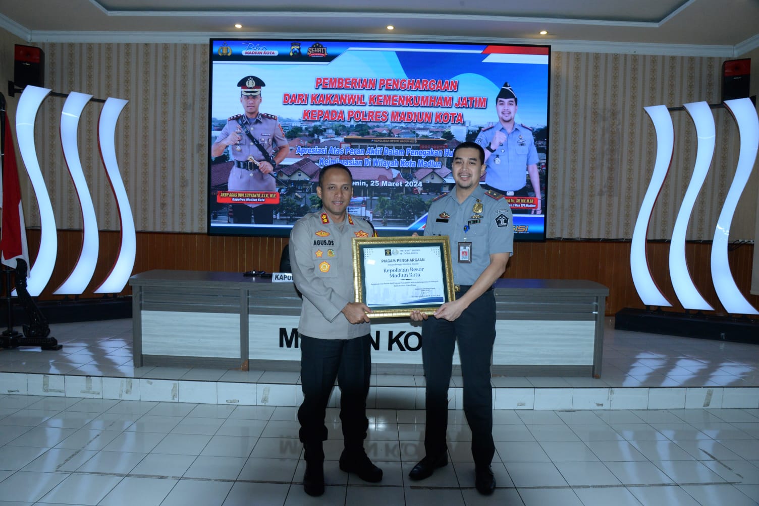 Atas peran aktif dan kontribusi Polres Madiun Kota dalam penegakan hukum keimigrasian di wilayah Kota Madiun, Kepala Kantor Wilayah Kementerian Hukum dan HAM Jawa Timur (Kakanwil Kemenkumham Jatim) memberikan penghargaan kepada Polres Madiun Kota,