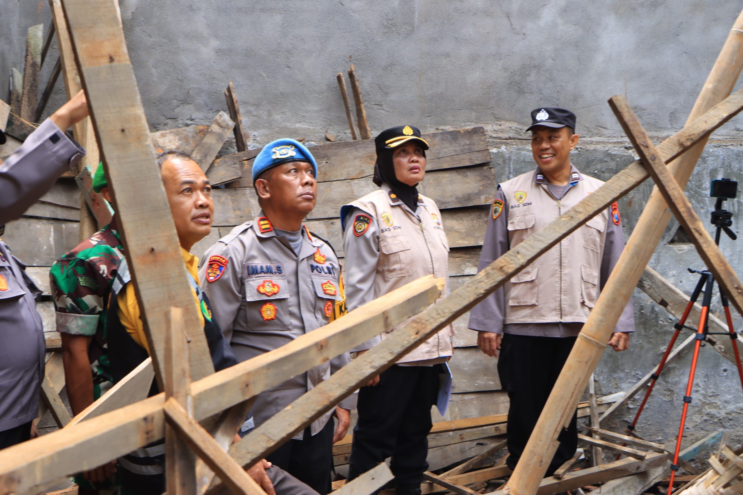 Bencana gempa bumi dengan magnitudo (M) 6,5 yang mengguncang warga Kabupaten Tuban dan sekitarnya pada Jumat (22/03) lalu berakibat rusaknya puluhan bangunan rumah warga dan menyisakan trauma yang cukup mendalam.