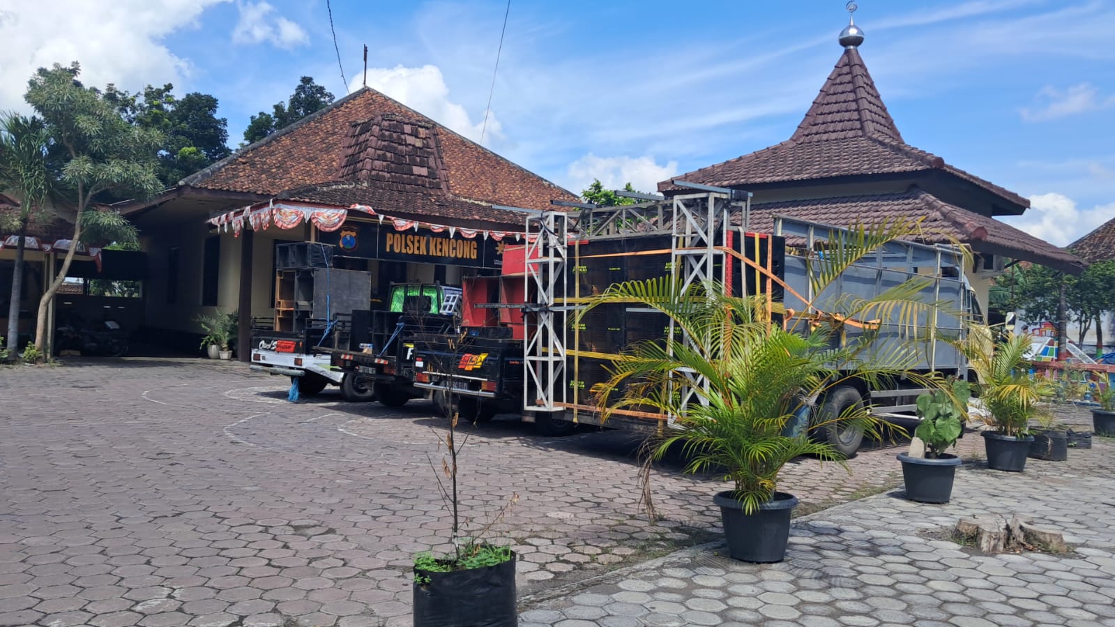 Polres Jember telah melakukan penertiban terhadap penggunaan sound horeg yang mengganggu ketenangan masyarakat saat menjelang sahur di Pantai Paseban Ds. Paseban Kec. Kencong. 