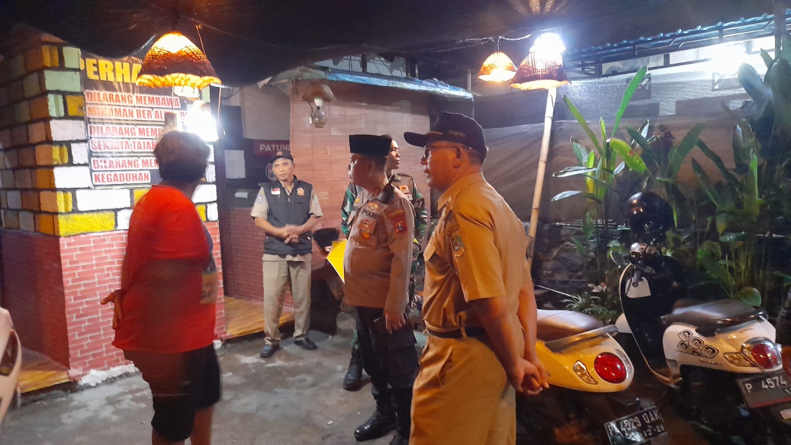 Jajaran Kepolisian Resor Kota (Polresta) Banyuwangi dan Polsek jajaran serentak menggelar patroli ke sejumlah tempat hiburan malam.