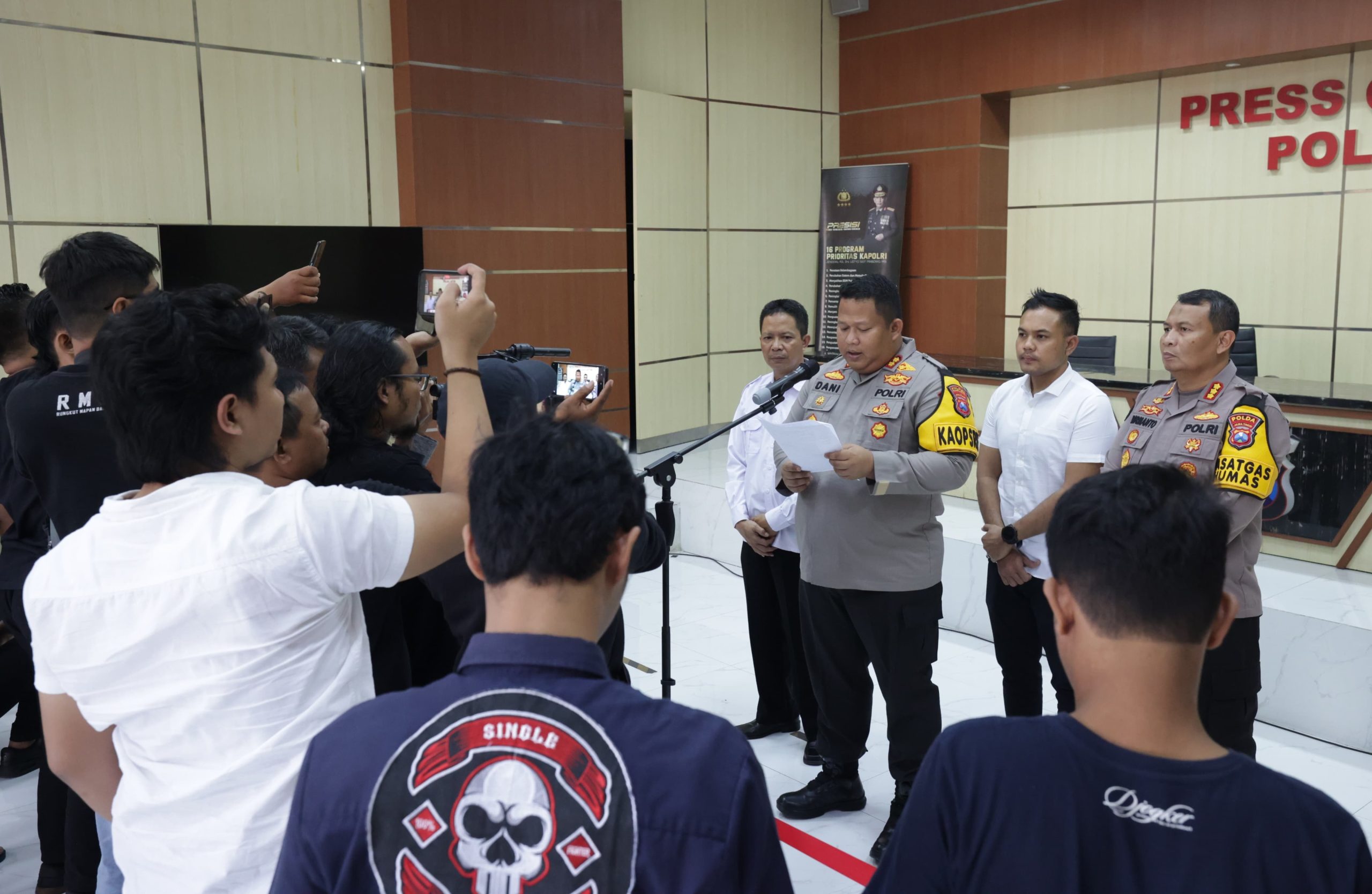 Kapolres Pamekasan, AKBP Jazuli Dani Iriawan meluruskan perihal disinformasi yang viral di berbagai media mengenai penanganan kasus dugaan tindak pidana pemalsuan dokumen tanah yang menimpa nenek Bahriyah (61) warga Kelurahan Gladak Anyar, Kabupaten Pamekasan, Madura.
