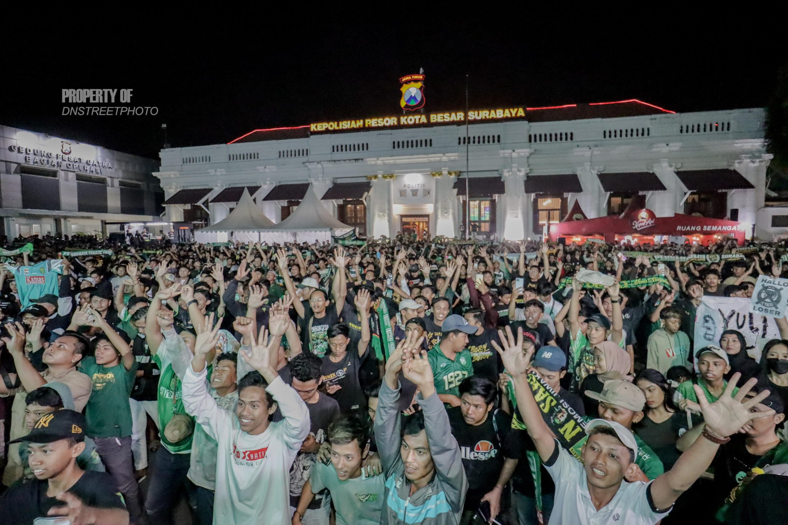 Animo Bonek nonton bareng (nobar) di Polrestabes Surabaya sangat antusias. Kehadiran bonek membludak dan membanjiri halaman Polrestabes Surabaya dan Jalan Sikatan.