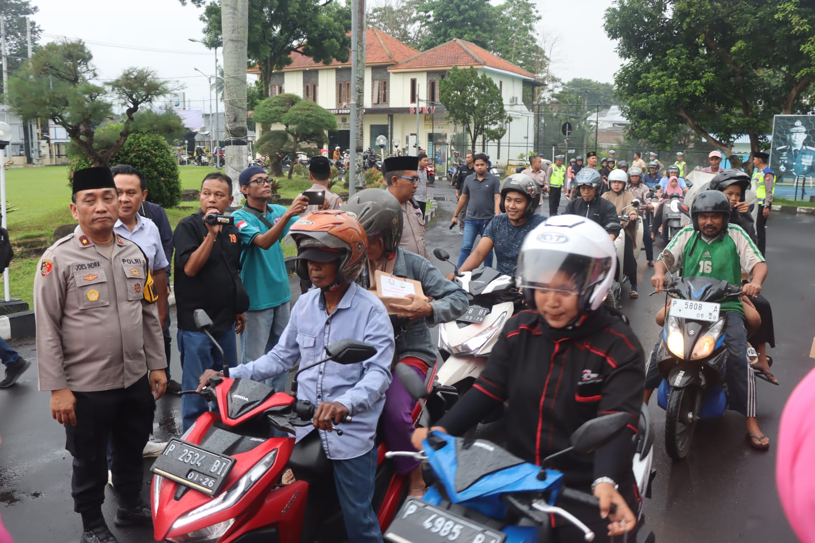 Bulan ramadhan membawa berkah, sejumlah polisi Polres Bondowoso membagikan takjil kepada pengguna jalan raya. Kegiatan bagi takjil ini juga mengingatkan pengendara waspada aksi kriminalitas jalanan selama ramadhan.