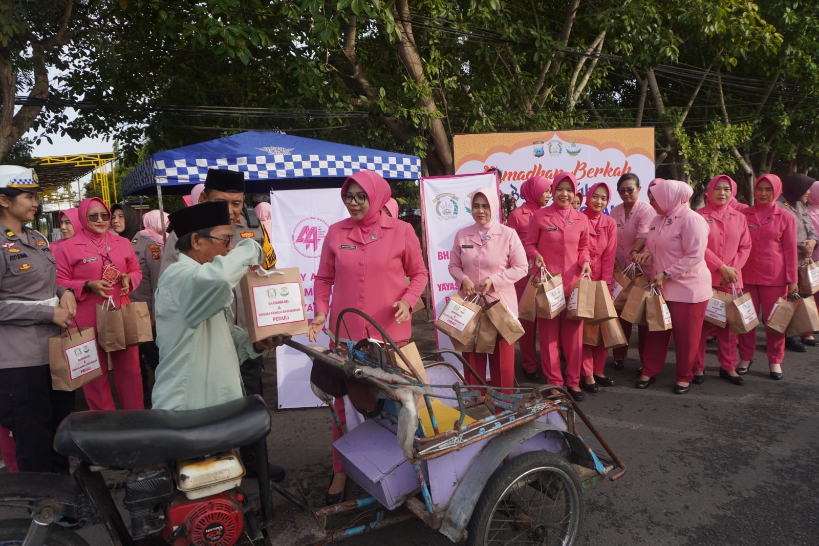Semarak bulan suci Ramadhan terasa sangat luar biasa. Keberkahan di bulan suci ini menjadi salah satu poin penting yang diburu oleh masyarakat luas, tak terkecuali bagi Polres Bangkalan. 