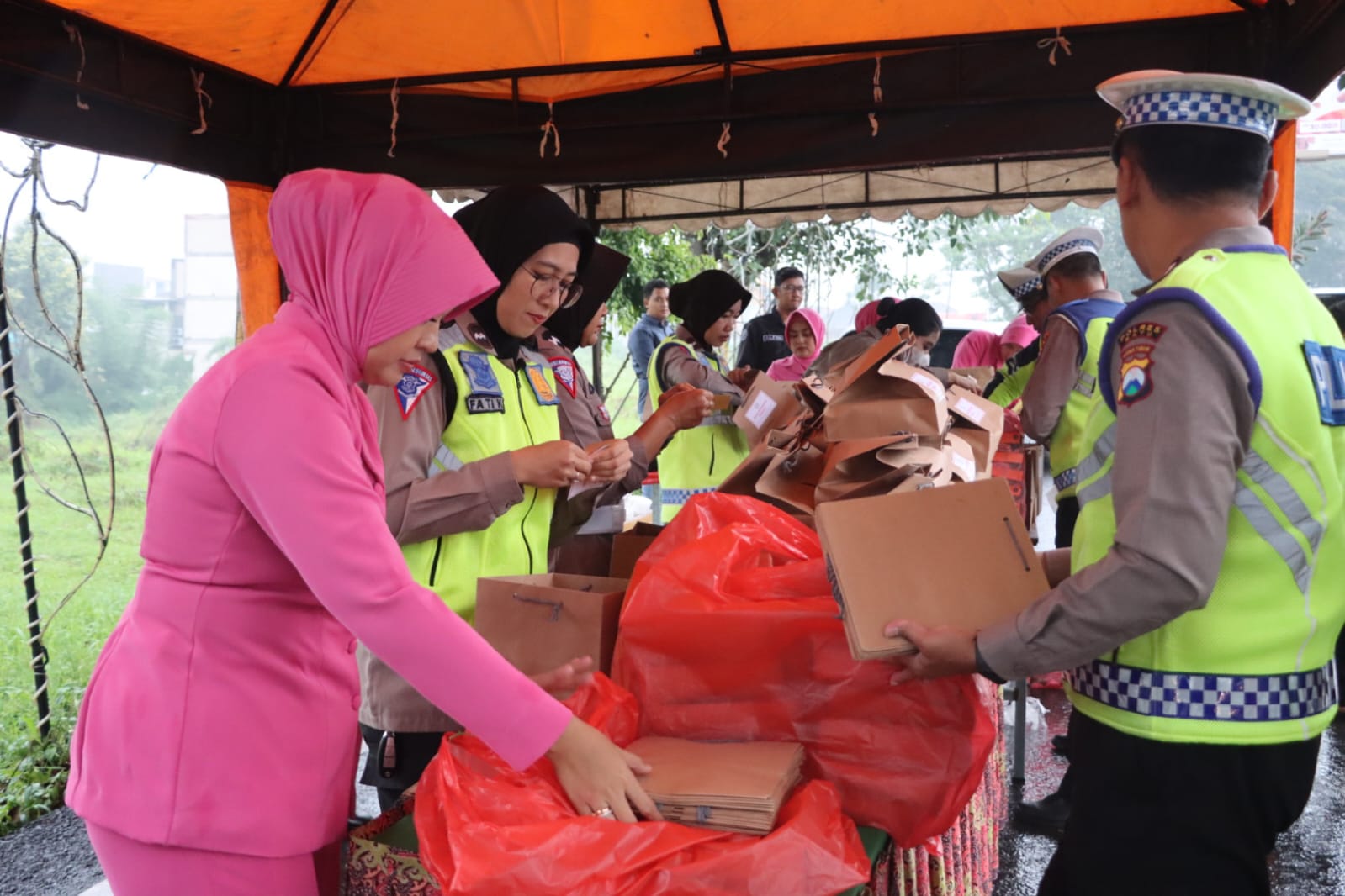 Kepala Kepolisian Resor Batu AKBP Oskar Syamsuddin bersama Ketua Bhayangkari Cabang Batu Ny. Raudiah Oskar dan jajaran Pengurus melakukan aksi mulia dengan berbagi takjil berbuka puasa kepada para pengendara. 