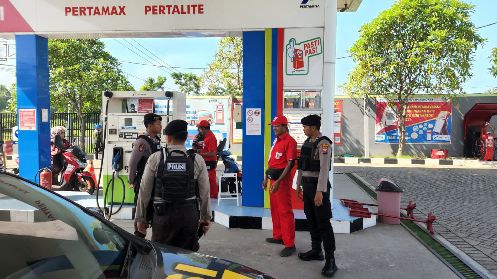 Guna mengantisipasi gangguan kamtibmas selama long weekend bersamaan dengan libur Paskah 2024 dan menjelang pelaksanaan mudik Lebaran 1445 H, Kapolres Nganjuk AKBP Muhammad, S.H., S.I.K., M.Si, mengintensifkan pelaksanaan patroli terhadap pengamanan obyek vital terutama SPBU yang berada di wilayahnya, Jumat(29/03/2024). 