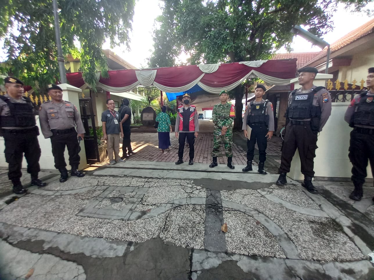 Kapolres Nganjuk AKBP Muhammad, S.H., S.I.K., M.Si, memilih langkah preventif dalam mengamankan libur Paskah 2024 dengan menggelar patroli skala besar yang melibatkan puluhan anggota gabungan Polres dan Polsek, Jumat (29/03/2024).