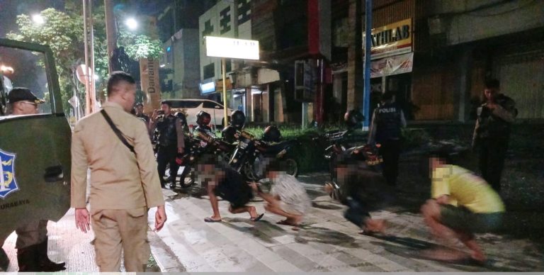 Kedapatan menggelar balap liar sepeda angin saat Ramadan, sembilan anak berhasil diamankan Tim Respon Cepat Tindak (Respatti) Patroli Perintis Presisi Sat Samapta Polrestabes Surabaya, Sabtu (16/3/2024) dini hari. Kesembilan anak tersebut kemudian diserahkan kepada Satpol PP Kota Surabaya guna menjalani pembinaan. Mereka diamankan saat kedapatan bergerombol di Jalan Mayjend Sungkono Surabaya.