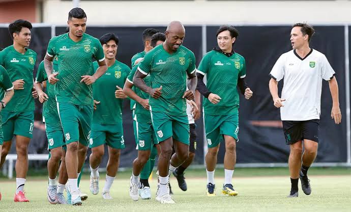 Paul Munster pelatih Persebaya memastikan program latihan timnya akan tetap terjaga dengan baik saat berada di bulan Ramadan 1445 Hijriah.