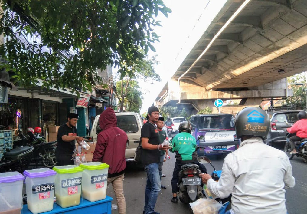 Komunitas Selatan Keras menggelar acara bagi- bagi tajil 300 bungkus pada Rabu, 27 Maret 2024, di Jalan Raya Kupang. Acara yang berlangsung dari pukul 16.00 hingga 17.30 WIB ini dihadiri oleh seluruh anggota komunitas selatan keras serta masyarakat setempat.