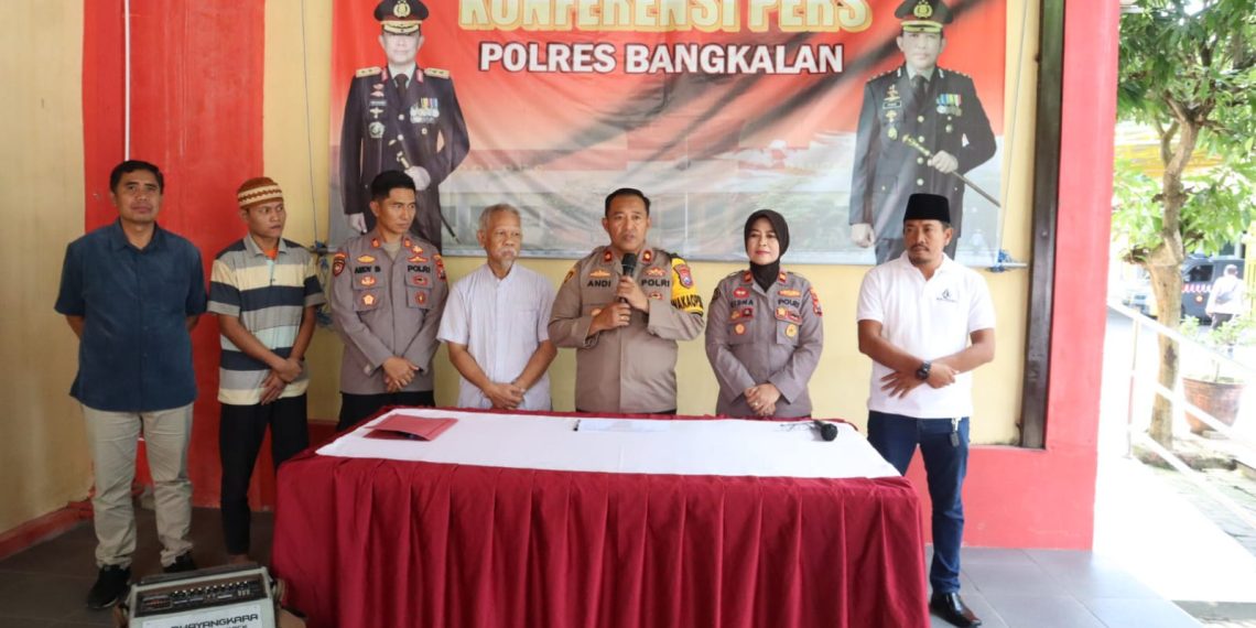 Kasus pencurian sejumlah benda di gereja Ima Culata, desa Tellang kecamatan Kamal pada 17 Februari 2024 kini menemui titik akhir. Siang ini, Kamis (21/03) Wakapolres Bangkalan Kompol Andi Febrianto Ali, S.E. didampingi Kasatreskrim AKP Heru Cahyo Seputro, S.H., M.H., Kapolsek Kamal AKP Andi Bakhtera Indera Jaya, S.E., S.H., dan Kasihumas Iptu Risna Wijayati, S.H. menggelar Restorative Justice (RJ) untuk kasus pencurian di gereja tersebut.