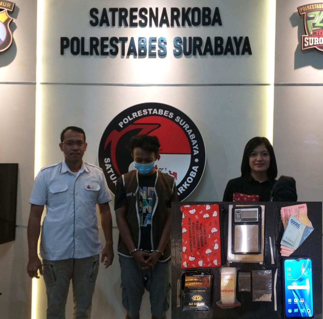 Anggota Satresnarkoba Polrestabes Surabaya berhasil membekuk tersangka pengguna dan pengedar Narkotika jenis sabu di depan pintu masuk Pergudangan SRI MULYA Jalan Margomulyo Surabaya.