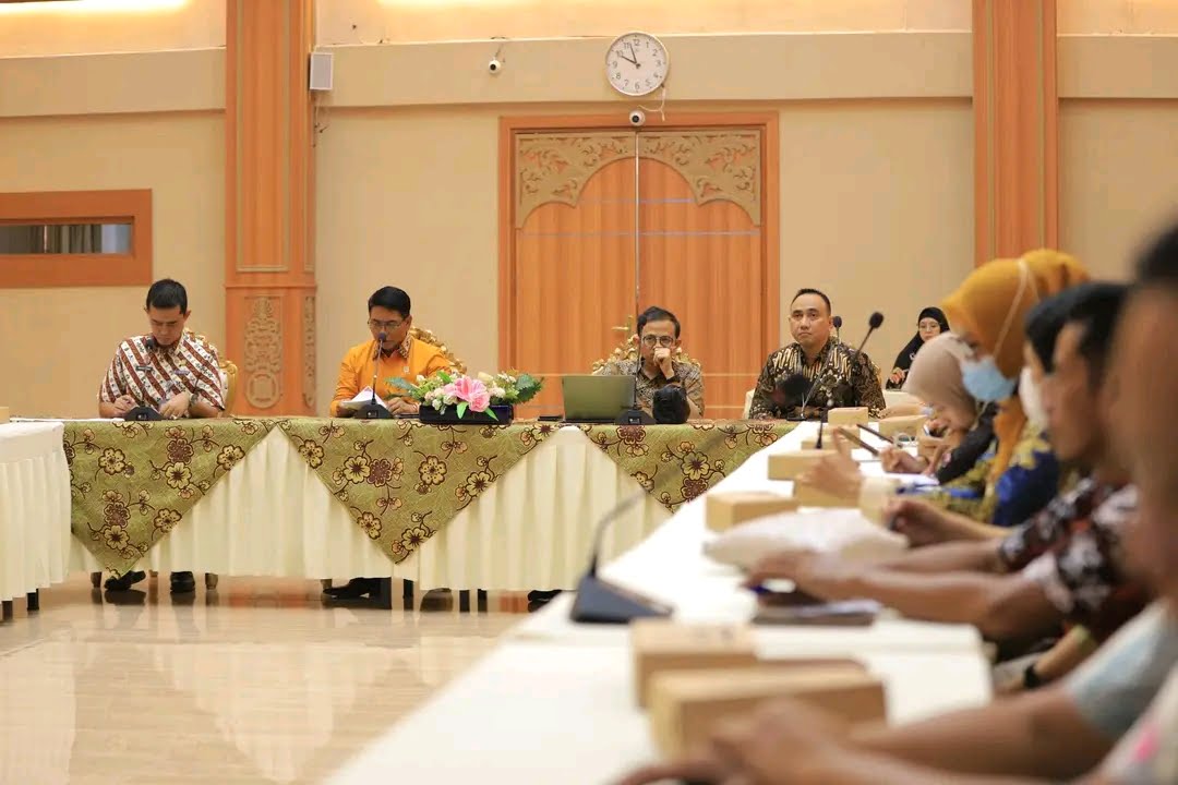 Kanwil Kemenkumham Jatim terus mengawal persiapan pemerintah daerah untuk memenuhi data dukung kriteria Kabupaten Kota Peduli (KKP) HAM. Salah satunya dengan menggelar Rapat Koordinasi Laporan KKP HAM Tahun 2024 hari ini (4/4).