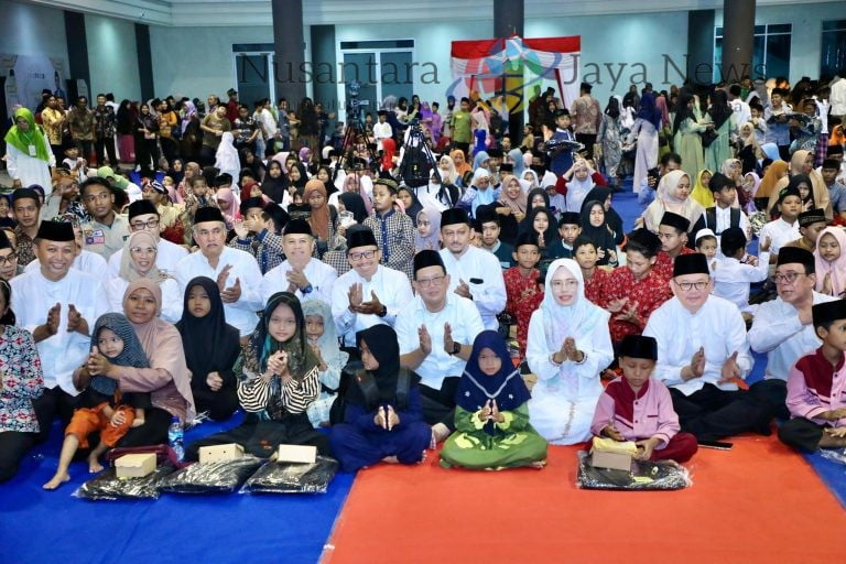 Pj Gubernur Jatim Adhy Karyono bersama Badan Amil Zakat Nasional (Baznas) Jatim dan Lembaga Amil Zakat (LAZ) melakukan Safari Ramadhan di Gedung Convention Hall Simpang Lima Gumul Kabupaten Kediri, pada Sabtu (30/3) sore lalu.