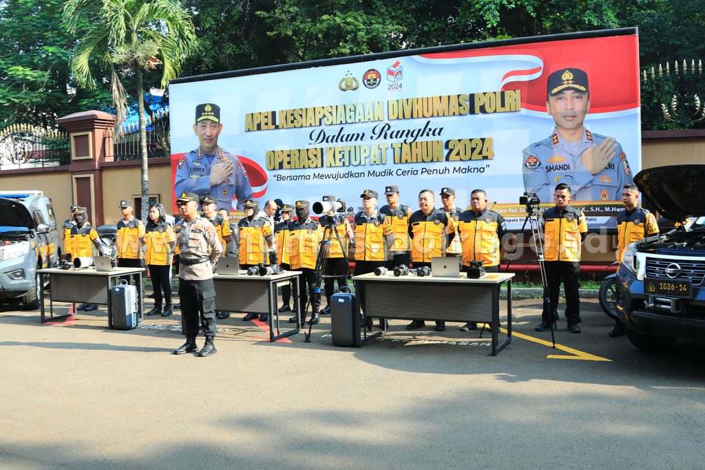 Divisi Humas Polri melaksanakan Apel Kesiapan Operasi Ketupat 2024 di Halaman Divisi Humas, Senin (01/04/2024). Hal ini untuk mempersiapkan Apel Gelar Pasukan Operasi Ketupat 2024 di Tugu Monas, Jakarta, 3 April mendatang.