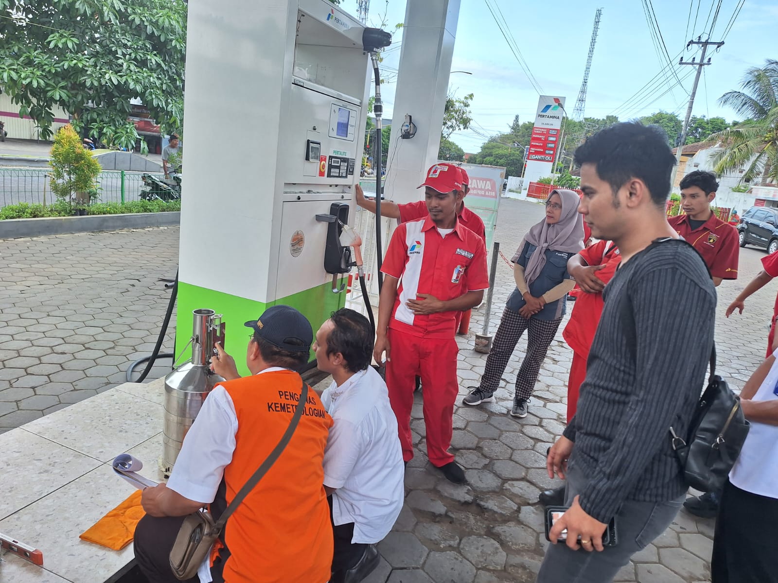 Stasiun Pengisian Bahan Bakar Umum (SPBU) Karangente, Banyuwangi, Jawa Timur, menjadi sasaran Inspeksi Mendadak (Sidak) petugas gabungan.