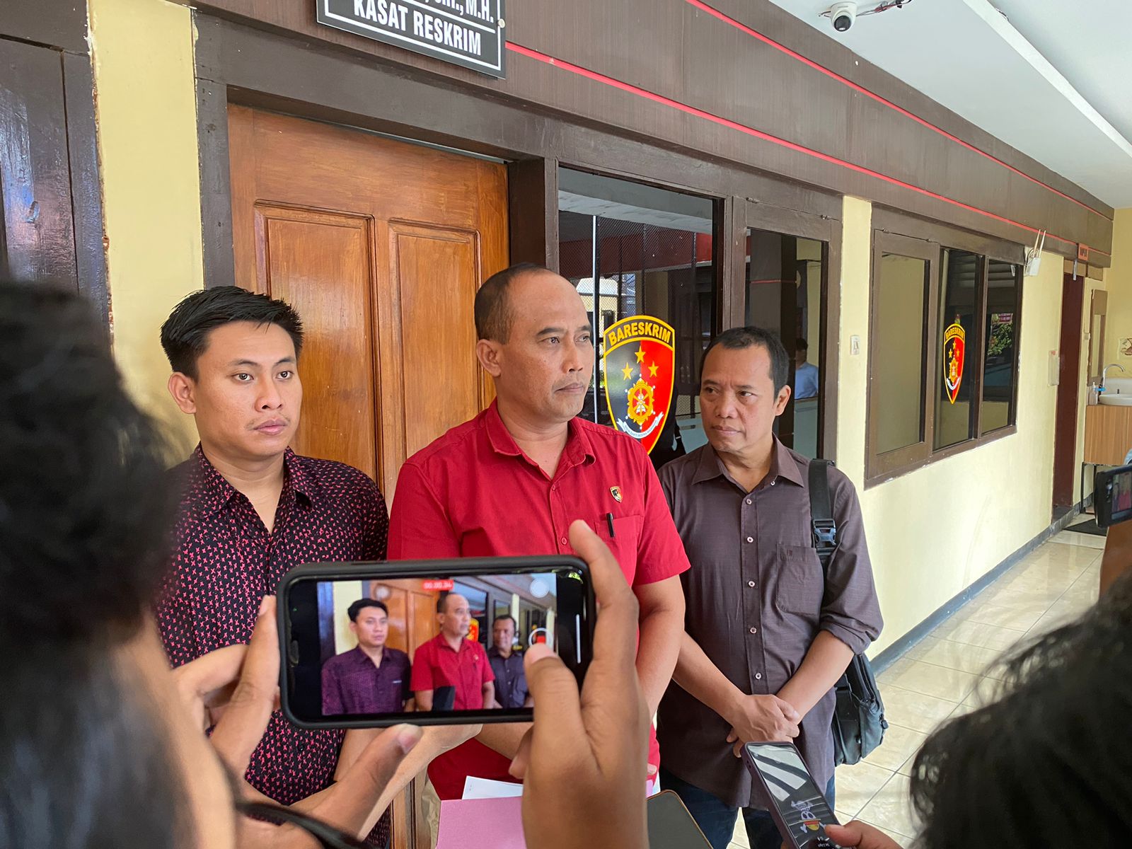 Beredar sebuah narasi yang menerangkan aktivitas tambang pasir silika di duga ilegal yang sempat berhenti beroperasi selama 4 bulan di Desa Cokrowati, Kecamatan Tambakboyo, Kabupaten Tuban, kembali marak.