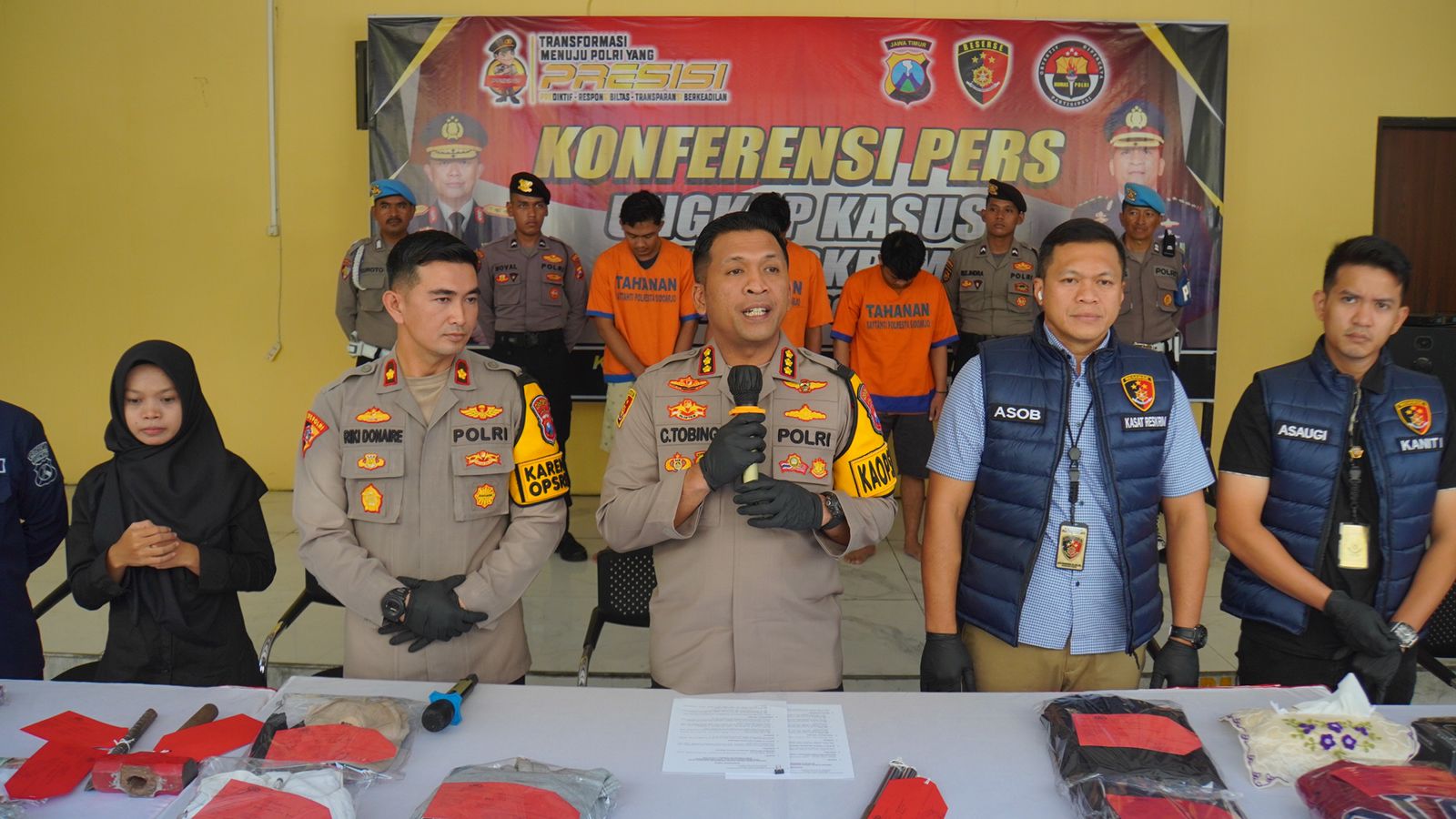 Terduga pelaku pengeroyokan pemuda yang diduga karena perselisihan antar kelompok di Jalan Pahlawan, Sidoarjo yang terjadi pada 10 Maret 2024 yang lalu akhirnya berhasil diamankan oleh Satreskrim Polresta Sidoarjo.