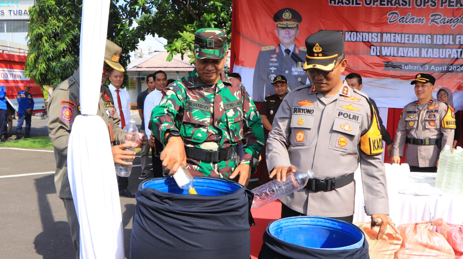 pelaksanaan gelar pasukan operasi ketupat Semeru 2024 menjelang pelaksanaan pengamanan hari raya Idul Fitri 1445 H, Polres Tuban melaksanakan pemusnahan barang bukti hasil operasi Pekat Semeru 2024.