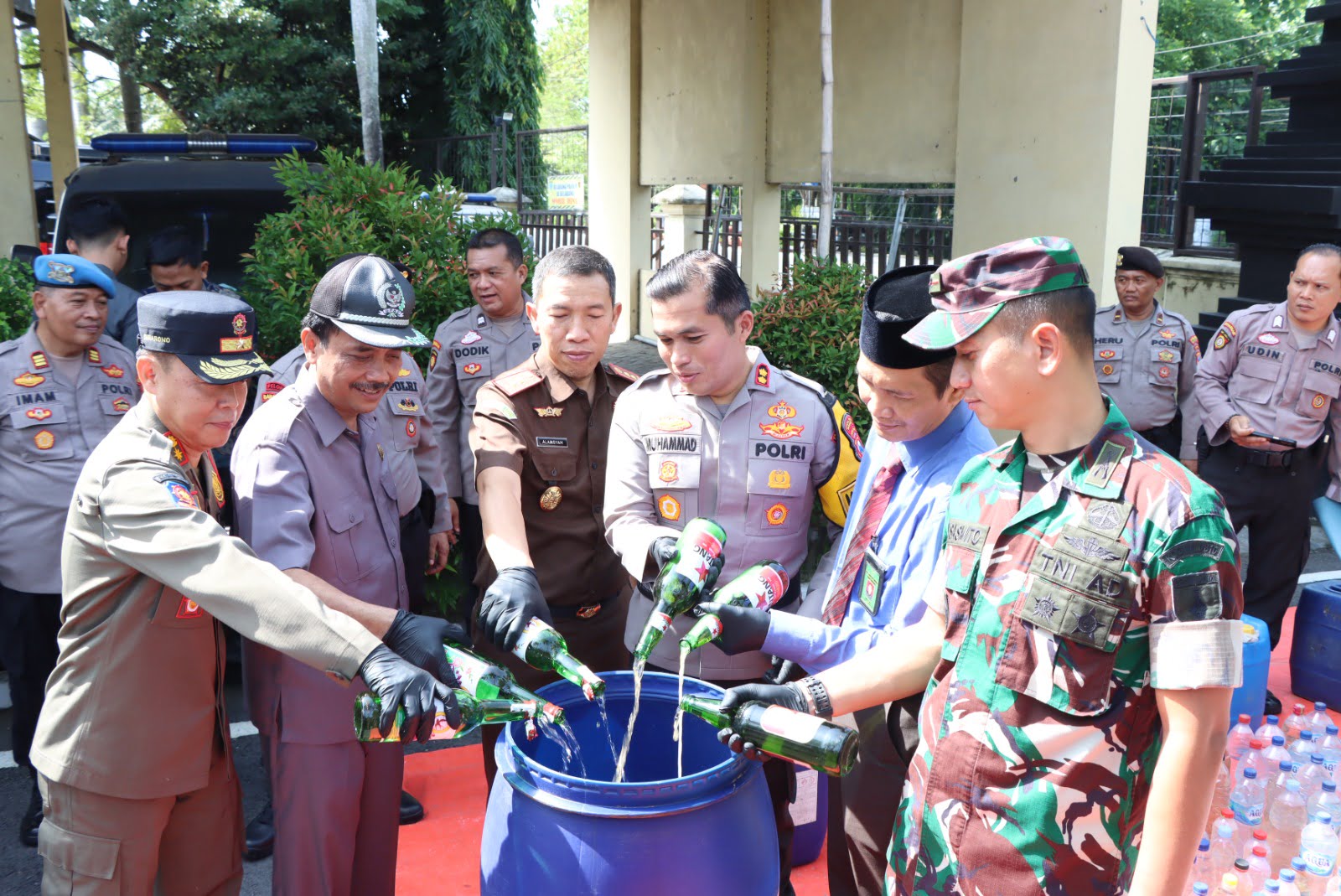 Kapolres Nganjuk AKBP Muhammad, S.H., S.I.K., M.Si., bersama Forum Koordinasi Pimpinan Daerah (FORKOPIMDA) dengan didampingi Wakapolres, Pejabat Utama (PJU) serta Kapolsek jajaran Polres Nganjuk melaksanakan pemusnahan barang bukti hasil pelaksanaan Operasi Pekat Semeru 2024, Pemusnahan digelar di halaman apel Polres Nganjuk, Rabu (03/04/2024). 