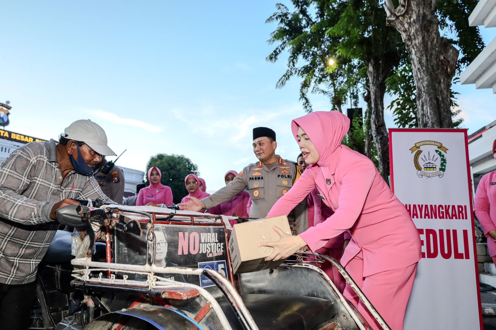 Ratusan Abang becak di Kota Pahlawan mendatangi Mapolrestabes Surabaya Polda Jatim memenuhi undangan berbuka puasa bareng, Rabu Sore (03/04).