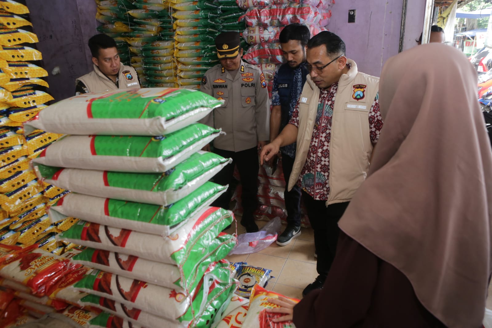 Menjelang perayaan hari raya Idul Fitri 1445 H/2024, Tim Satgas Pangan Direktorat Reserse Kriminal Khusus (Ditreskrimsus) Polda Jatim, terus melakukan pengecekan pasokan dan stabilisasi harga Bahan Pokok Penting (Bapokting) di sejumlah pasar tradisional. 
