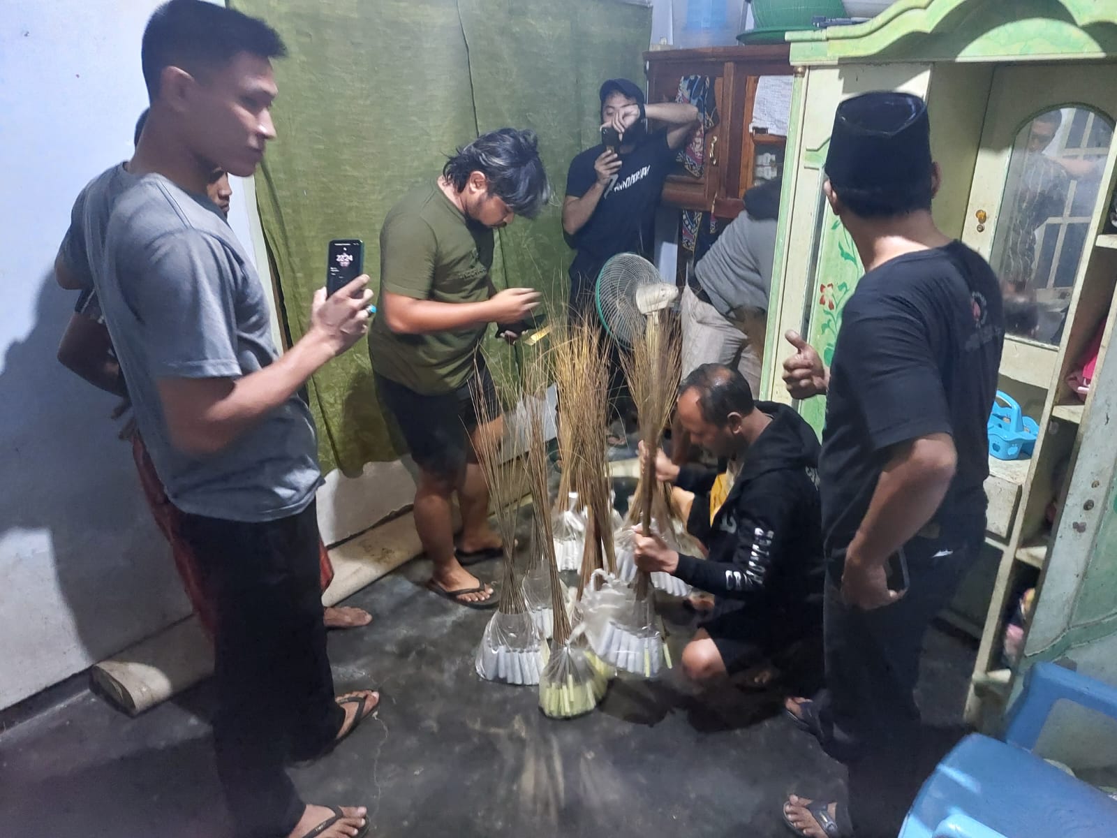 Menjelang lebaran Idul Fitri 1445 H, Polres Bangkalan Polda Jatim menggerebek rumah warga dan mengamankan ribuan petasan yang tidak memiliki izin edar.