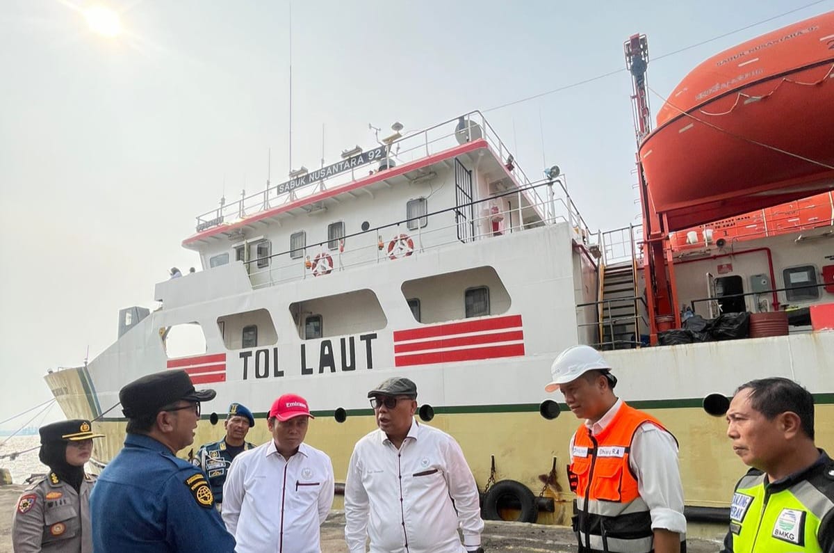 Menjelang periode mudik Hari Raya Idul Fitri, Tim Kompolnas yang dipimpin oleh Anggota Kompolnas Irjen Pol. (Purn) Drs. Pudji Hartanto Iskandar, M.M., didampingi H. Mohammad Dawam, S.H.I., M.H., bersama Kombes Pol. Joko Purwanto, S.H., S.I.K., Briptu Iqbal Prasetia Gunawan dan Syaifulloh melakukan kunjungan kerja dalam rangka pemantauan persiapan pengamanan Operasi Ketupat 2024 sekaligus pemantauan kasus menonjol peristiwa ledakan di Kantor Subden Jibom Satbrimob di wilayah hukum Polda Jawa Timur, pada Kamis, (04/04/2024.)